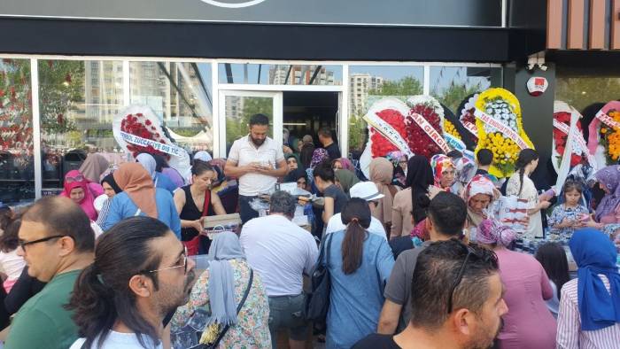 İndirimli Ev Eşyası Satan Mağazada İzdiham