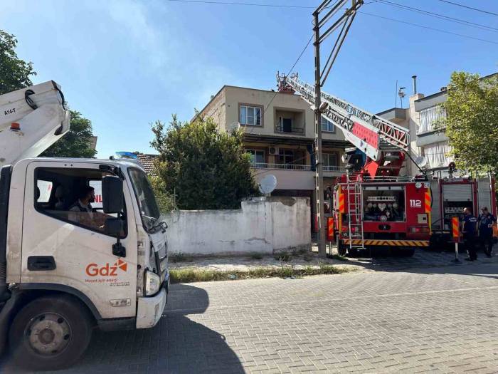 Akhisar’da Evin Çatısında Çıkan Yangın Korkuttu