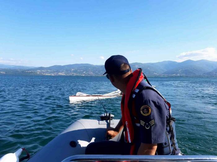 Sapanca Gölü’nde Mahsur Kalan Yelkenlinin İmdadına Jandarma Bot Timi Yetişti