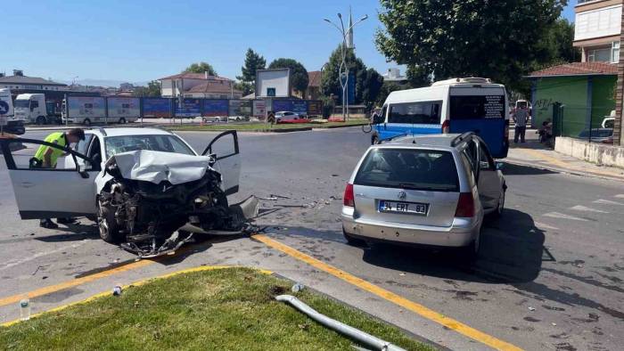Sakarya’da Kavşakta İki Otomobil Çarpıştı: 3 Yaralı