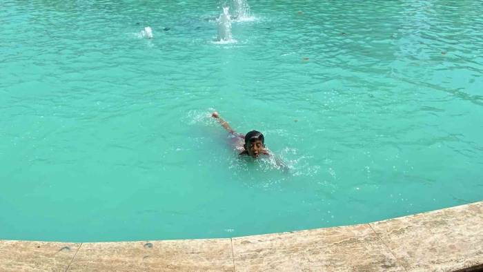 Kavurucu Çöl Sıcağında Vatandaşlar Gölgelik Alanlara, Çocuklar İse Süs Havuzuna Koştu