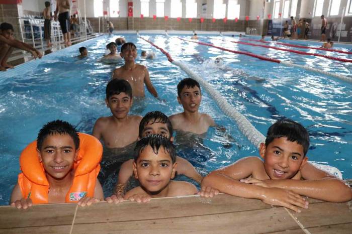 Yaz Aylarında Yüzme Havuzları Çocukların Ve Gençlerin Vazgeçilmezi Oldu