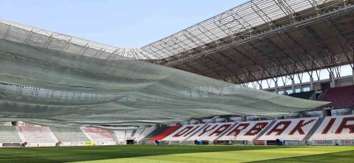 Yeni Diyarbakır Stadyumu Çimleri Sıcaklara Karşı Gölgeleme Yöntemiyle Korunuyor