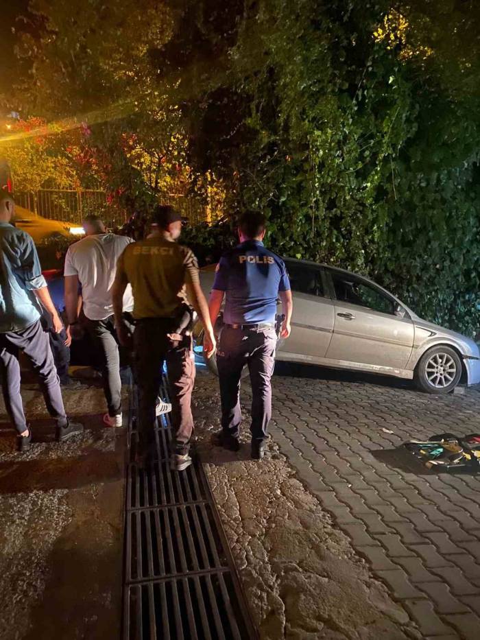 Araç İçerisinde Sıkışarak Yaralandı
