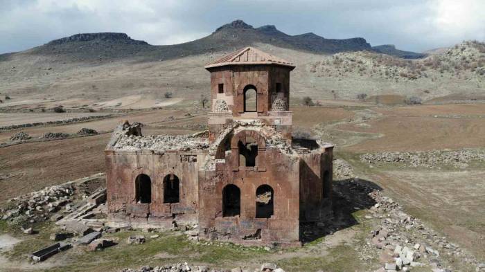 Kızıl Kilise Bin 500 Yıllık Tarihi İle Ziyaretçilerini Cezbediyor