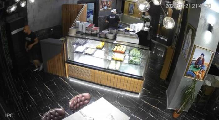 İstanbul’da Tezgahtan Telefon Hırsızlıkları Kamerada: Saniyeler İçinde Telefonları Çaldılar