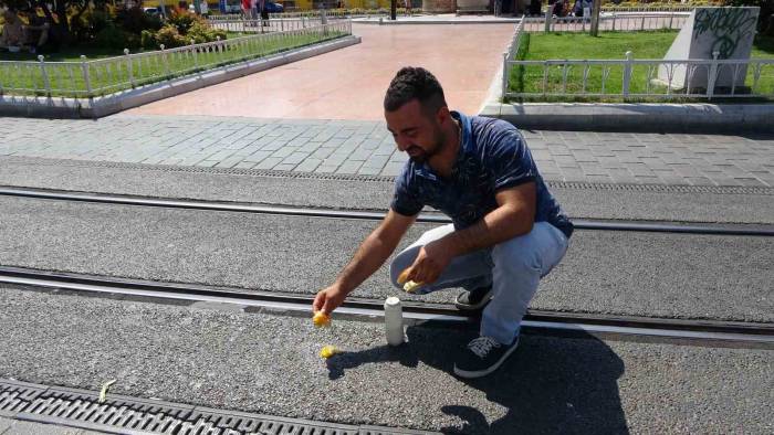 Taksim’de Bir Vatandaş Asfaltta Yumurta Pişirip Yedi