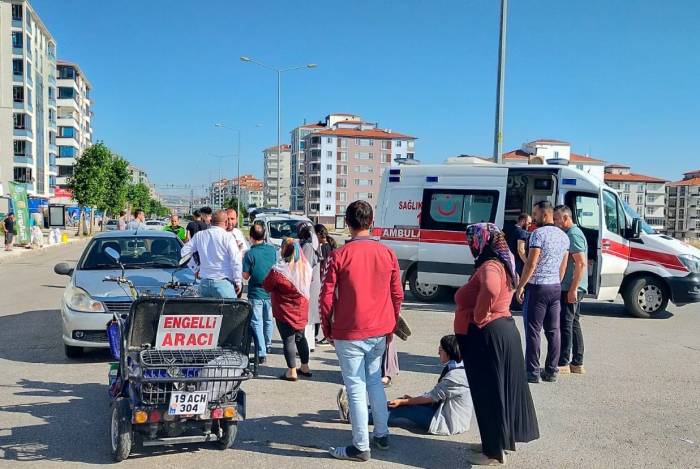 Otomobille Elektrikli Bisiklet Çarpıştı: 2 Yaralı