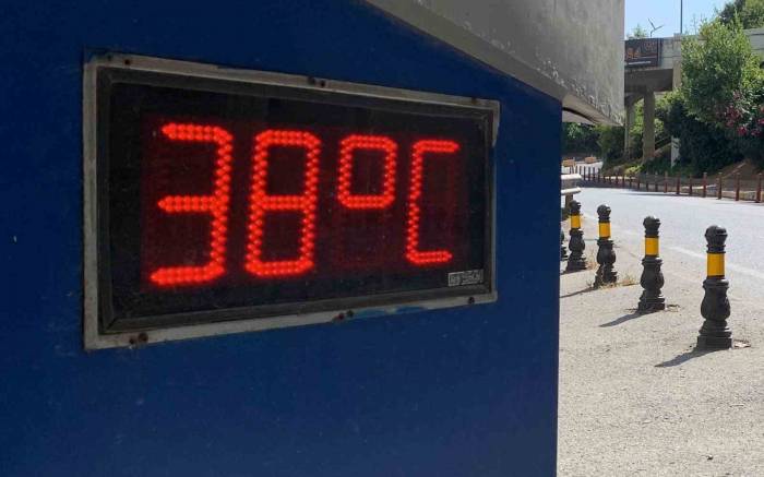 İstanbullular Sıcak Havada Boğaz’ın Sularında Serinledi