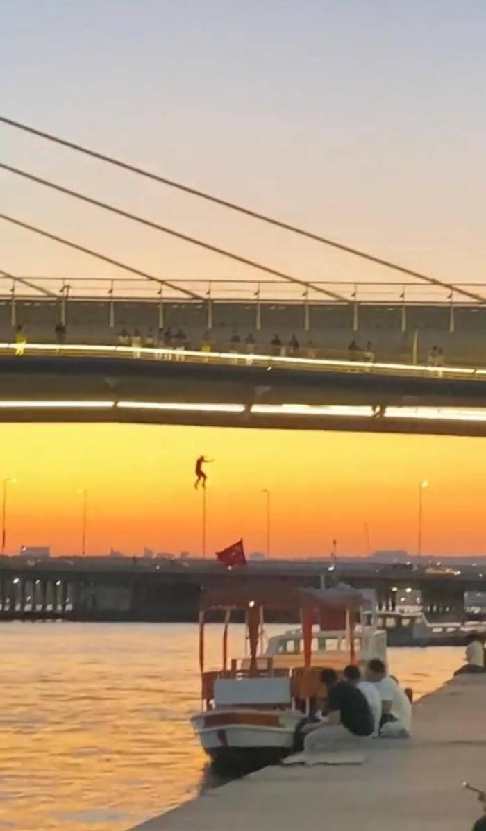 Haliç Metro Köprüsü’nde Gençlerin Tehlikeli Oyunu Kamerada