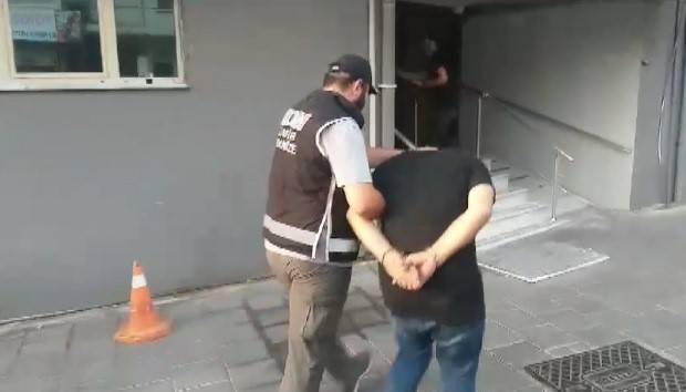 İzmir’de Ruhsatsız Silah Deposuna Baskın