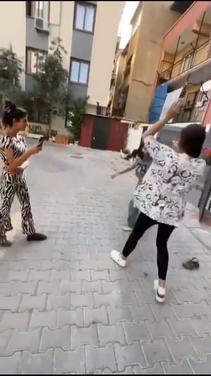 İzmir’de Kızlar Saç Saça Baş Başa Kavga Etti, O Anlar Kameraya Yansıdı