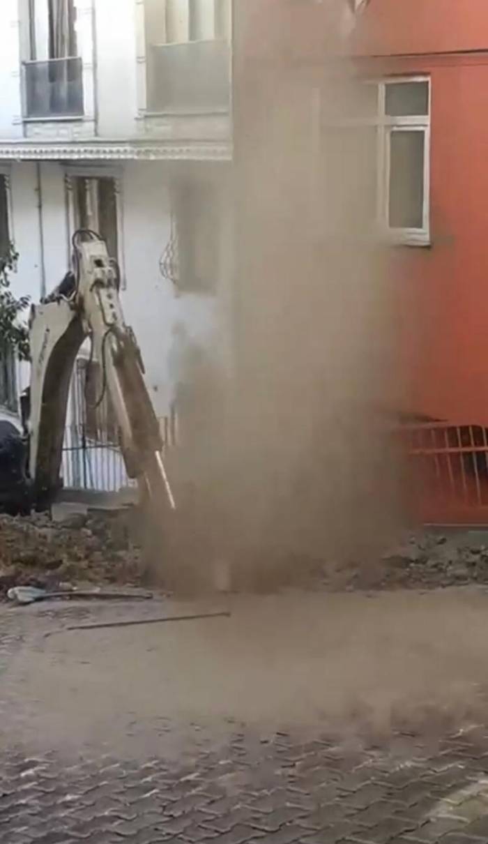 Kağıthane’de Patlayan Su Borusu Kamerada: Fışkıran Su Binaların Boyunu Aştı