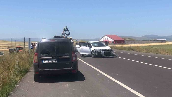 Kars’ta Otomobil İle Traktör Çarpıştı