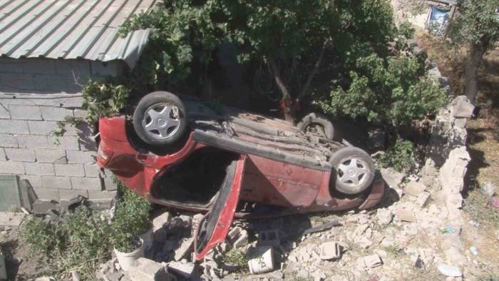 Takla Atan Otomobil Eve Girdi: 5 Yaralı