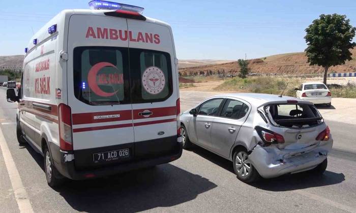 Kurtarıcı İle Otomobil Çarpıştı: 4 Yaralı
