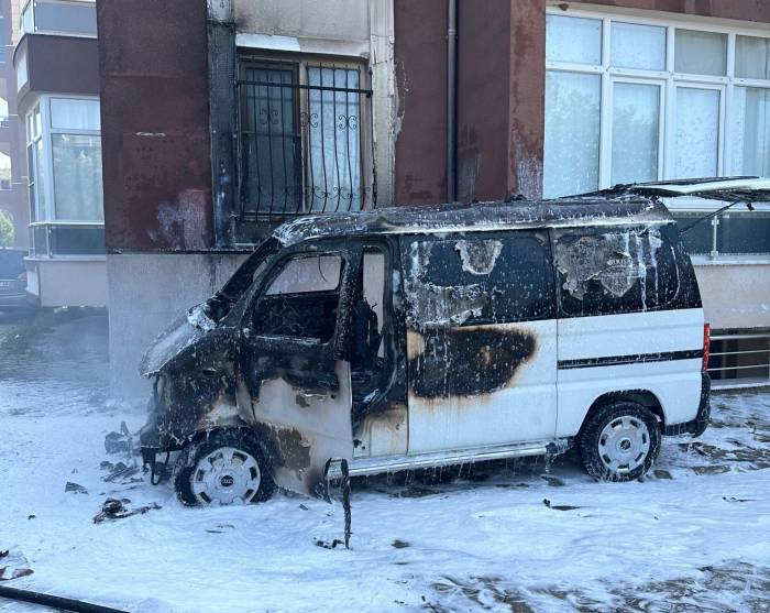 Edremit’te Park Halindeki Minibüs Yandı