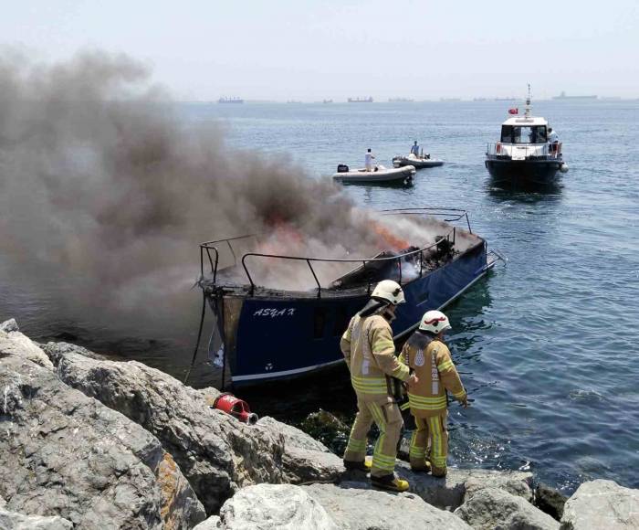 Pendik’te Tekne Alev Topuna Döndü