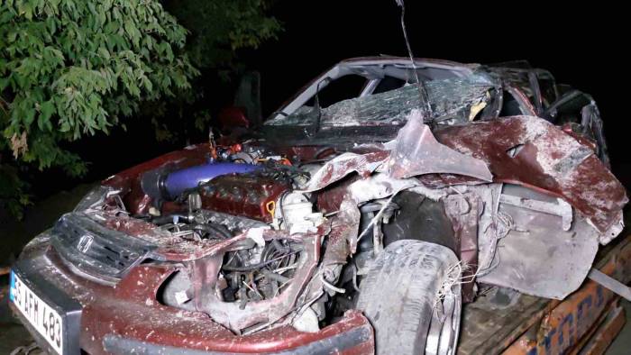 Otomobil Köprünün Korkuluklarına Çarptı: 1’i Ağır 3 Yaralı