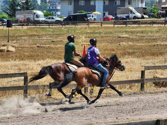 Rahvan At Yarışları Nefes Kesti