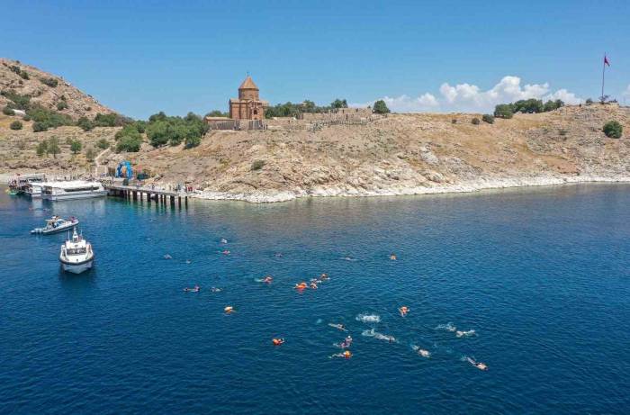 Van Denizi Yüzme Festivali Renkli Görüntülerle Sona Erdi