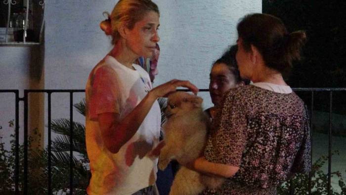 Adana’da Korkutan Yangın: Bir Apartman Sakini Kucağında Köpeğiyle Dışarı Çıktı