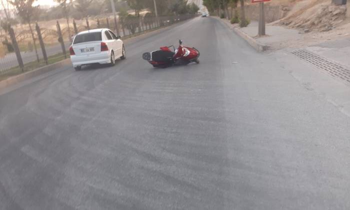 Motosiklet İle Otomobil Çarpıştı: 2 Yaralı