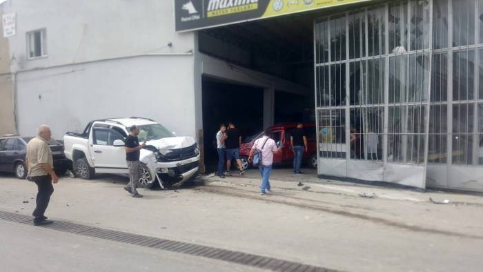 Usta Ve Çıraklar Kazada Savrulup Dükkana Dalan Araçtan Canlarını Zor Kurtardı