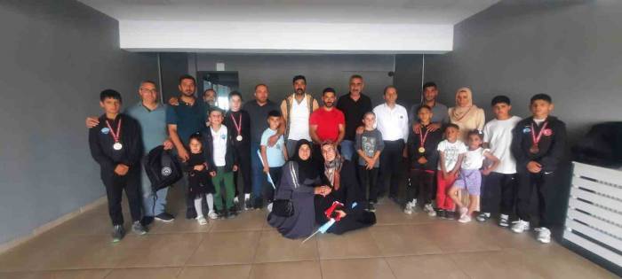 Şampiyon Güreşçilere Eleşkirt’te Coşkulu Karşılama