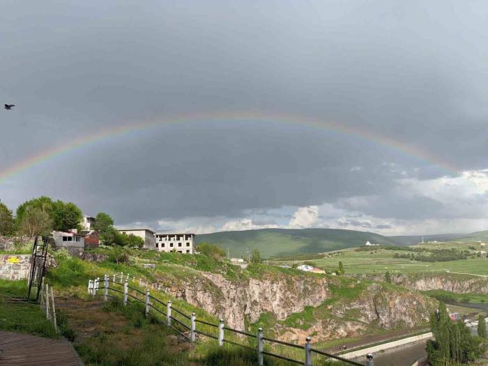 Ardahan’da Yağmur Sonrası Çıkan Gökkuşağı Mest Etti