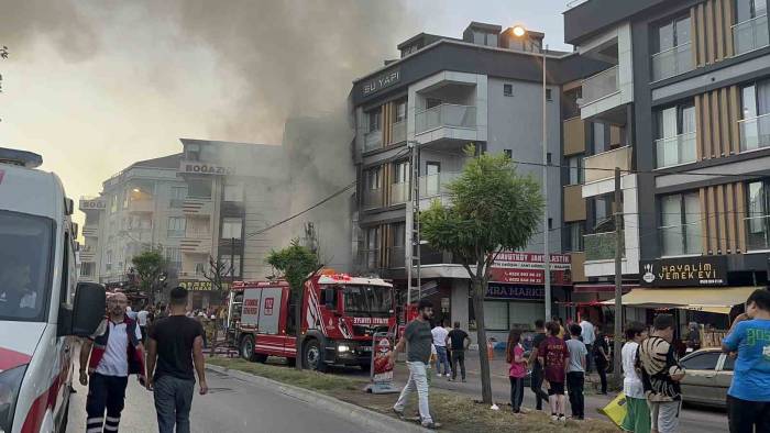 Arnavutköy’de Sigara İzmaritinden Çıkan Yangın 6 Katlı İki Binaya Sıçradı