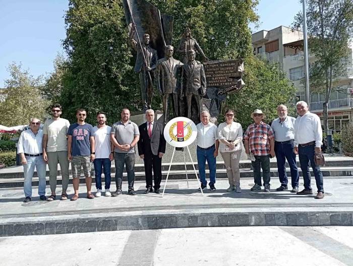 Sökeli Gazeteciler 24 Temmuz Nedeniyle Çelenk Sundu
