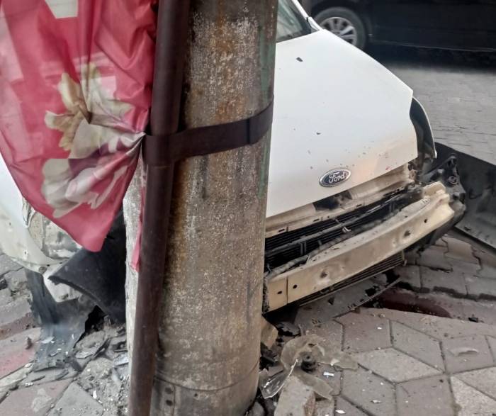 Edremit’te Araç Elektrik Direğine Çarparak Durdu: 1 Yaralı