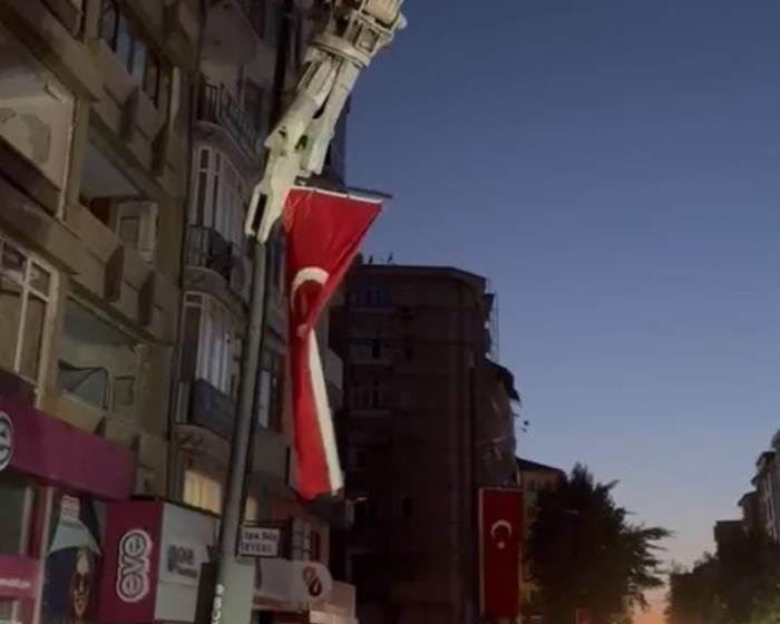 Bayrak Hassasiyeti Yıkımı Durdurdu