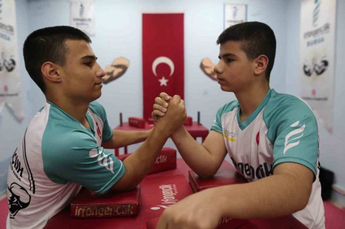 İkizlerin Bilekleri Bükülmüyor