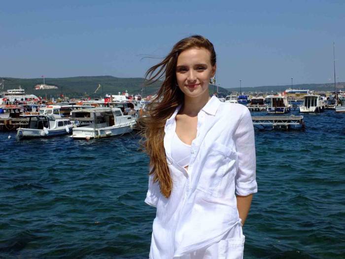 Çanakkaleli Oyuncu, Şarkıcılığa Adım Attı