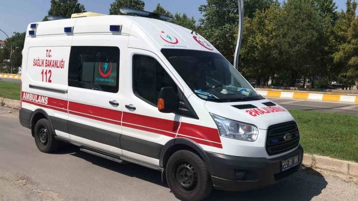 Edirne’de Otomobille Çarpışan Motosikletli Kurye Yaralandı