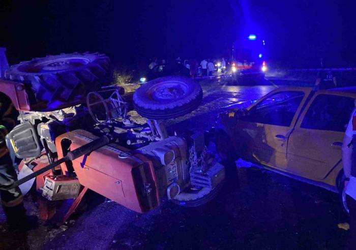 Traktörle Çarpışan Otomobildeki Kadın Yolcu Hayatını Kaybetti