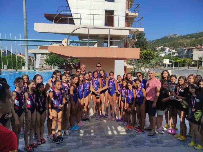 İzmir’in Kızlarının Bileği Bükülmedi