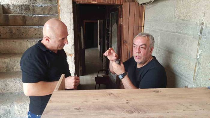 378 Yıllık Cinci Han’ın Bahçesine Düşen Ebabil Kuşu Yetkililere Teslim Edildi