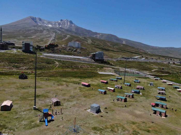 Sıcaktan Bunalan Dağa Kaçtı