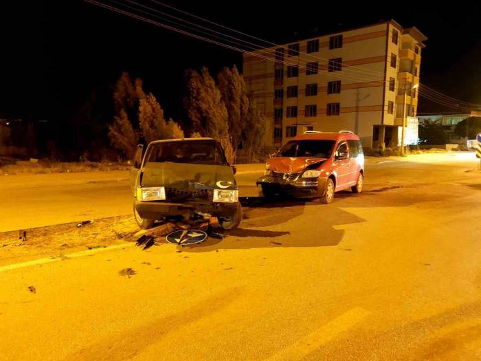 Konya’da 2 Araç Çarpıştı: 2 Yaralı