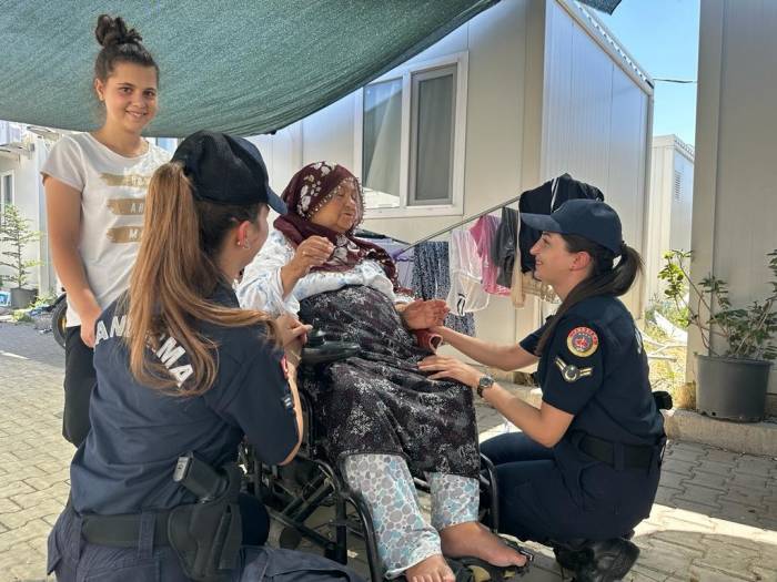 Kadın Astsubaylar Depremzedelere Moral Oluyor