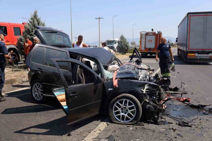 Karşı Şeride Geçen Araç Faciaya Sebep Oluyordu: 1’i Ağır 3 Yaralı