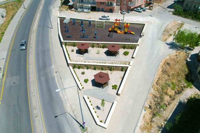 Niğde Belediyesinden Kırlangıç Sokağa Çocuk Parkı