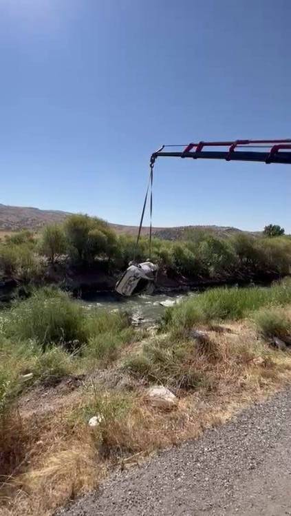 Siirt’te Otomobil Dereye Yuvarlandı: 2 Yaralı