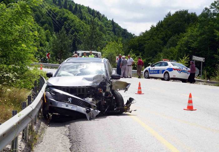 Cenaze Merasimine Katılmaya Giden Ailenin Bulunduğu Araç İle Cip Çarpıştı: 9 Yaralı
