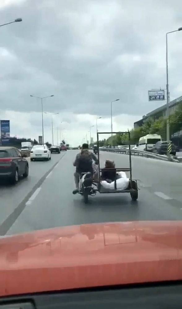 Hayrete Düşüren Trafik Yolculukları Kamerada: Patenli Gençler Otobüsün Arkasına Takılarak Seyahat Etti