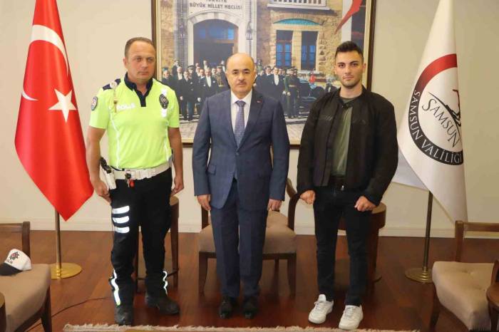 Vali Dağlı’dan Hız Yapan Motosikletli Gence Baba Öğüdü Veren O Polise Başarı Belgesi