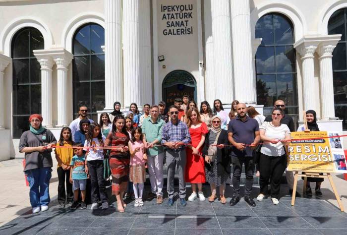 Minik Ressamların Yağlı Boya Sergisi Açıldı